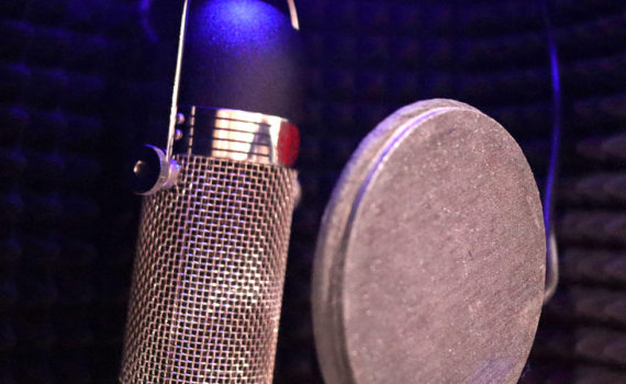 Microfono emanuela selva voice over actress beverly hills la